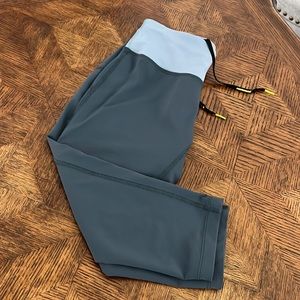 Nike below the knee leggings in great condition! Measures - waist to hem 24”